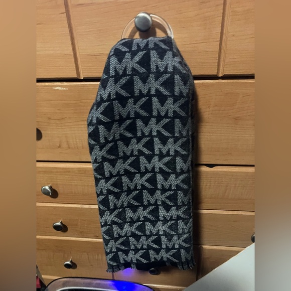 NWT Michael Kors Scarf - Picture 1 of 10